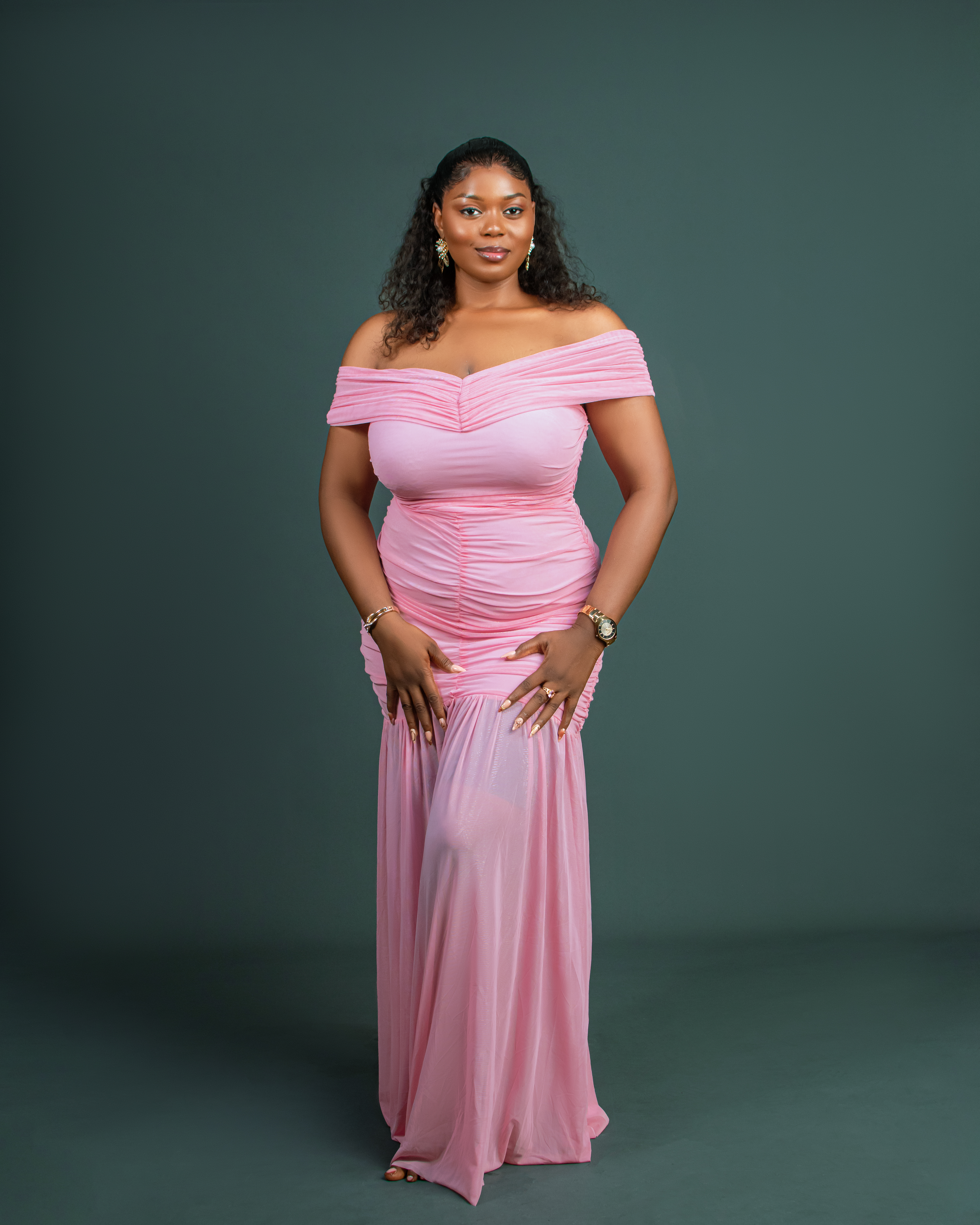 Selora Fashion Collection - Elegant woman in pink maxi dress